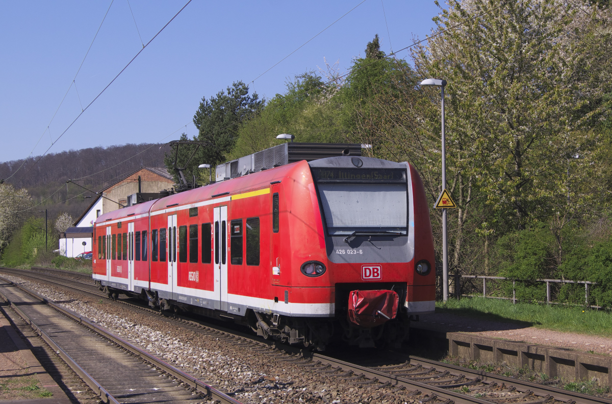 426 023 ist als RB Homburg Saar - Illingen unterwegs. Halt in Wellesweiler am 09.04.2017. Bahnstrecke 3282 Homburg - Neunkirchen  
