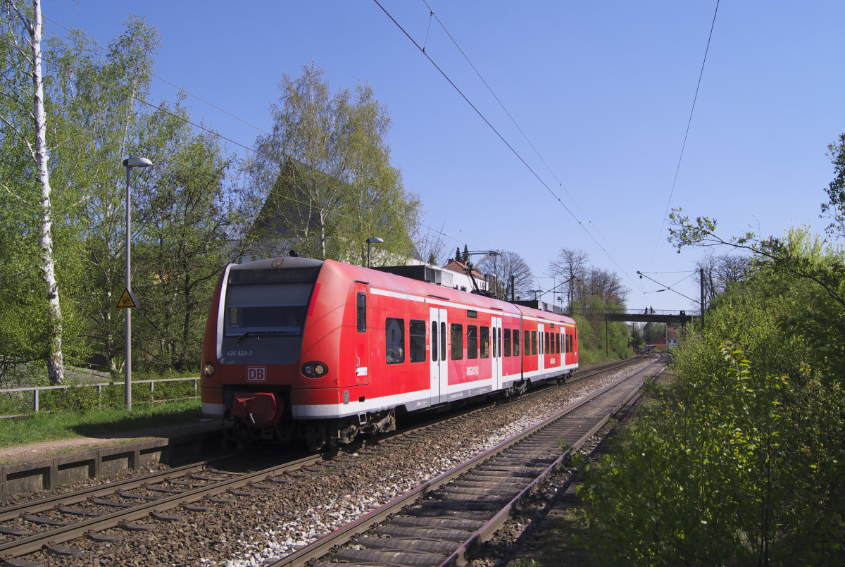 426 023 ist als RB Homburg Saar - Illingen unterwegs. Einfahrt in Wellesweiler am 09.04.2017. Bahnstrecke 3282 Homburg - Neunkirchen