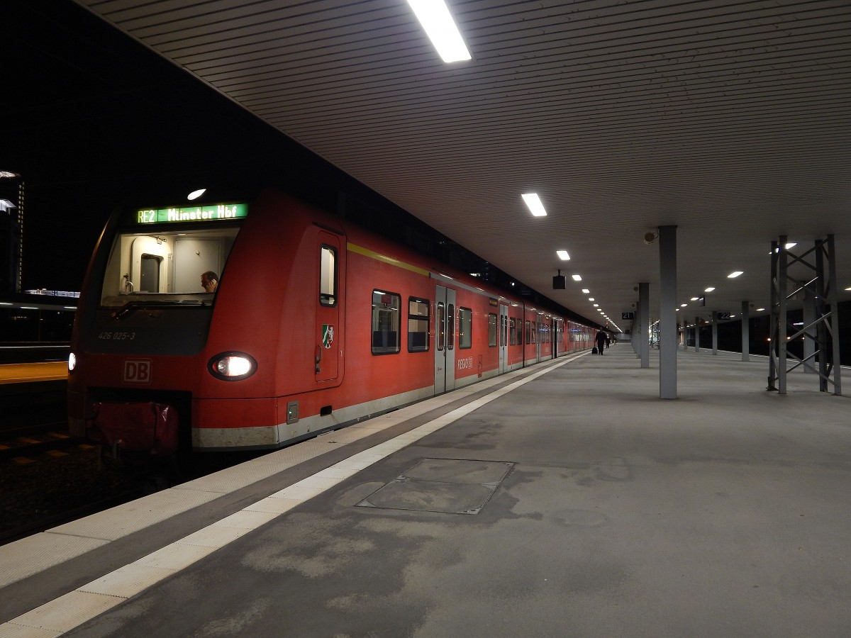 426 025-3 stand mit einem weiteren 426er und einem 425er als RE2 nach Münster am Abend des 8. November 2014 im Essen HBF.

Essen 08.11.2014