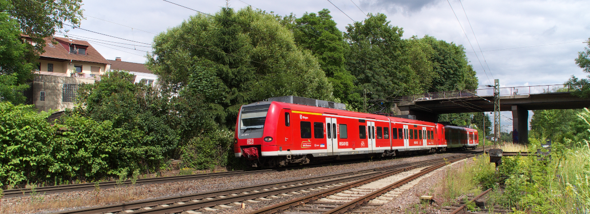 426 037 + 426 041 kommen aus Richtung Völklingen und fahren in den Bahnhof Bous ein. Die RB der Linie 71 ist im Zwischentakt von Montag - Freitag auf der Relation St. Ingbert - Dillingen/Saar unterwegs gewesen. Ab Fahrplanwechsel Dezember 2014 wurde die Relation verlängert und befährt nun die Strecke Kaiserslautern - Merzig. 04.07.2014 Bahnstrecke 3230 Saarbrücken - Karthaus
