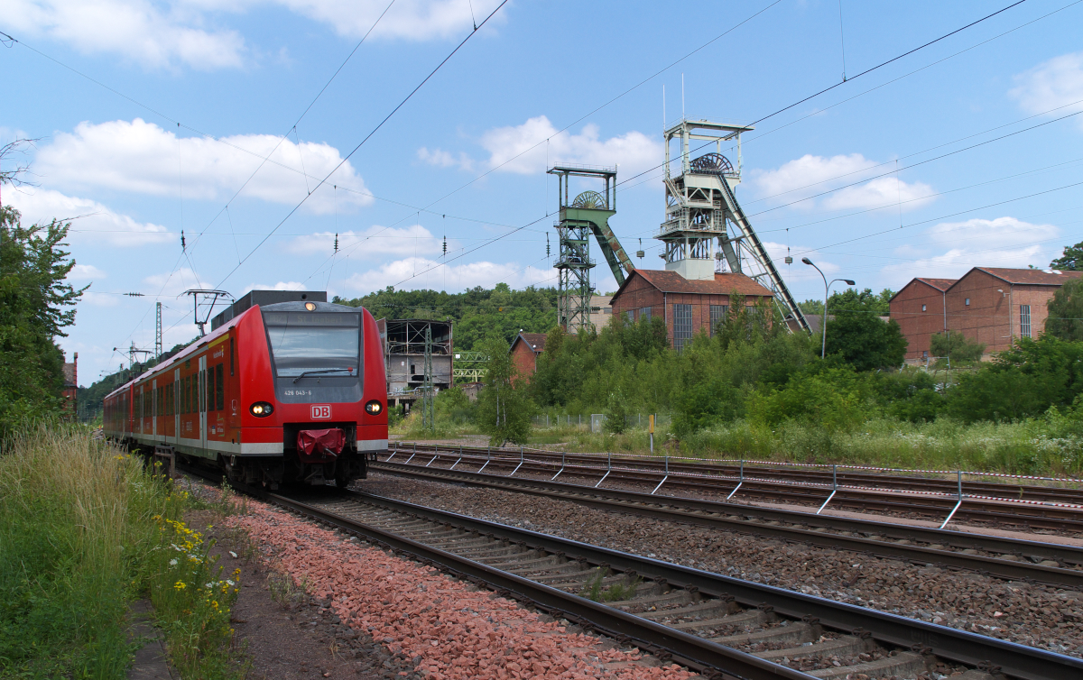 426 043 und ein Schwestertriebwagen verlassen nach einem Planhalt den Bahnhof Luisenthal in Richtung Saarbrücken. RB Dillingen - St. Ingbert am 12.07.2013 - Bahnstrecke 3230 Saarbrücken - Karthaus