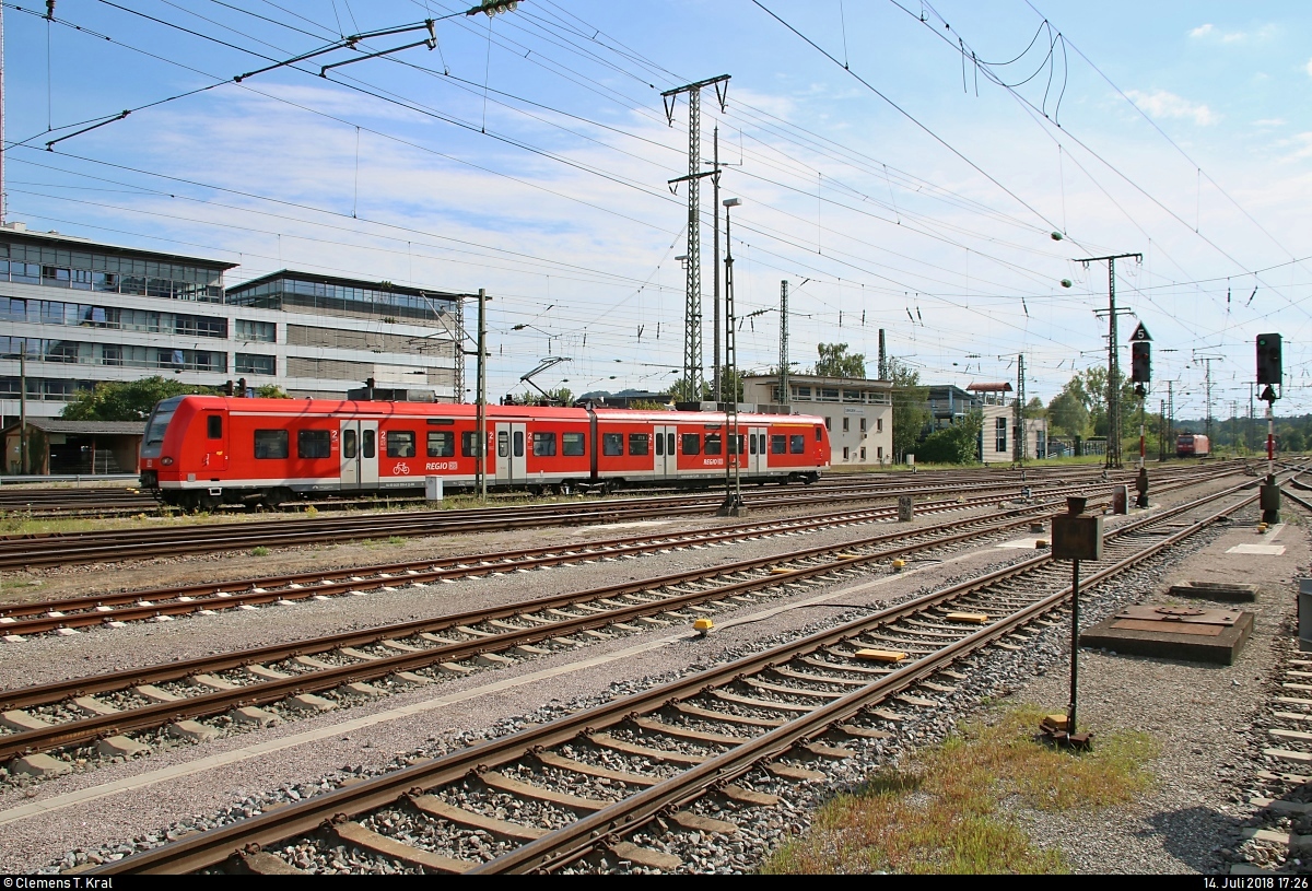 426 509-6 von DB Regio Baden-Württemberg als RB 19747 von Schaffhausen (CH) erreicht ihren Endbahnhof Singen(Hohentwiel) auf Gleis 5.
Aufgenommen am Ende des Bahnsteigs 1.
[14.7.2018 | 17:26 Uhr]