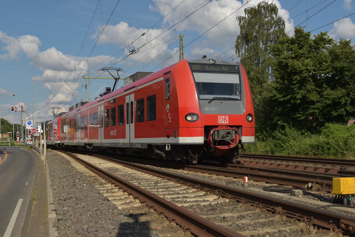 426 524 samt einem weiteren 426 und einem aus Duisburg kommenden 425 verlassen Lindern als RB33 nach Aachen Hbf. Sonntag 6.8.2017