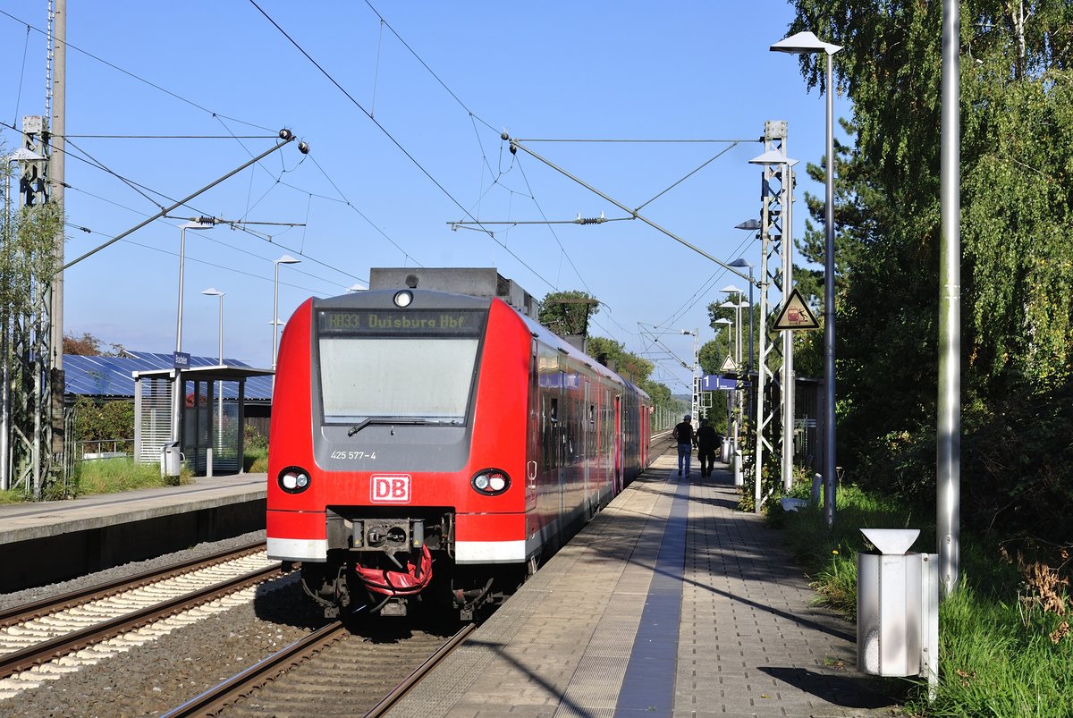 426 577 RB 33, Rhein-Niers-Bahn, von Aachen nach Duisburg am 14.10.2017 beim Halt in Hückelhoven Brachelen, KBS 485  