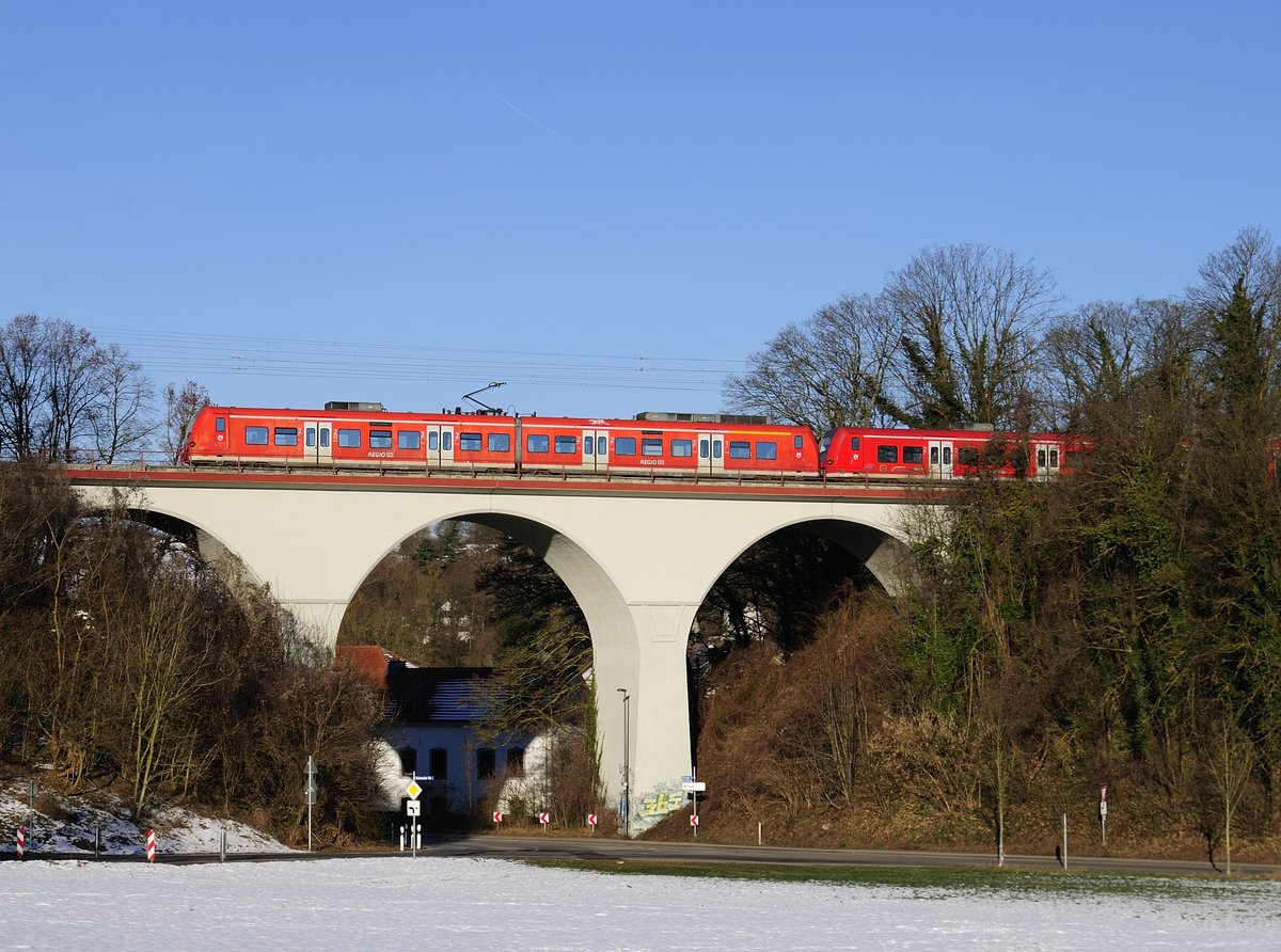 426 Triebwagen aus Richtung Herzogenrath auf einem Viadukt nahe Aachen West bei AC- Laurensberg am 21.1.2017