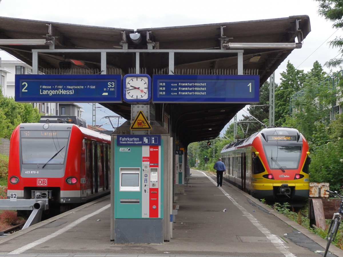 427 541 HLB auf RMV-Linie 13 Frankfurt-Höchst - Bad Soden a.T. ( Sodener Bahn , KBS 643) am Wochenende des 28./29. Juni 2014. S3 und RB13 gemeinsam in Bad Soden Bhf. abfahrbereit.