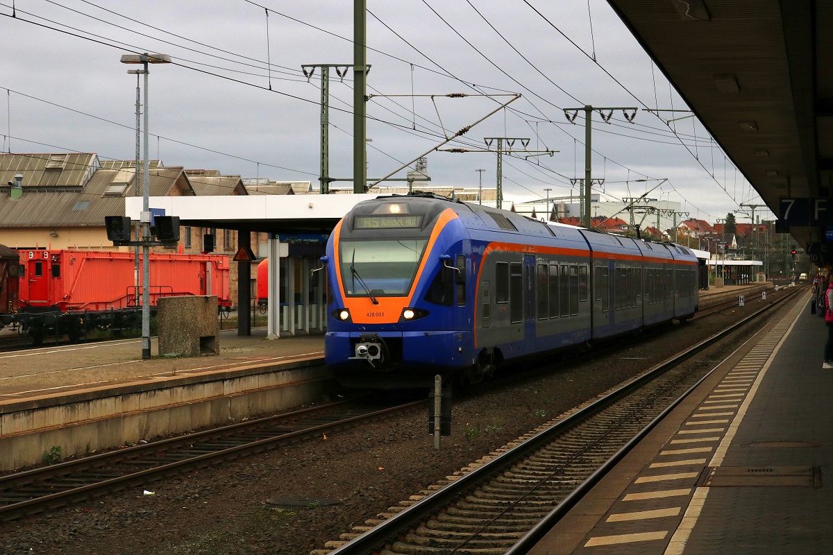 428 003 (Stadler Flirt) der cantus Verkehrsgesellschaft mbH als CAN24202 (R5) nach Kassel Hbf steht in ihrem Startbahnhof Fulda auf Gleis 8 bereit. [22.10.2017 | 11:58 Uhr]