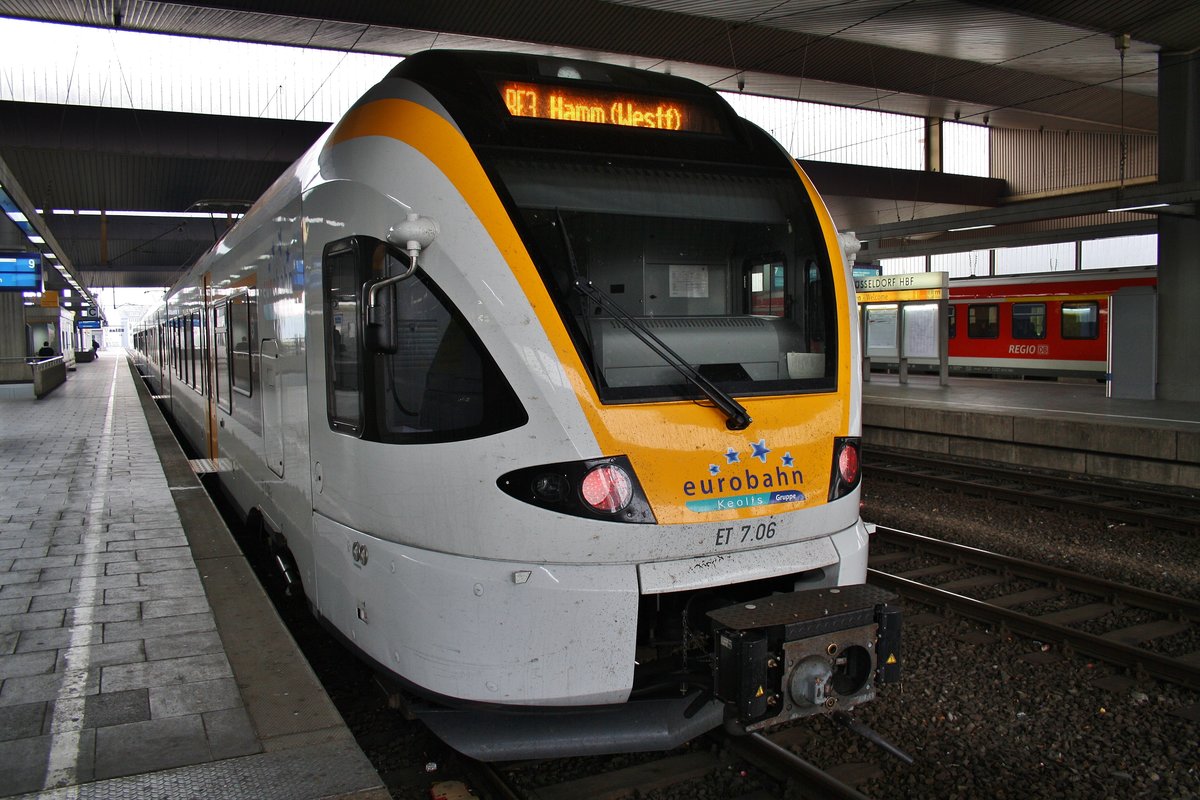 429 011-0 steht am 14.10.2010 als RE3 nach Hamm (Westf.) Hauptbahnhof im Düsseldorfer Hauptbahnhof bereit.