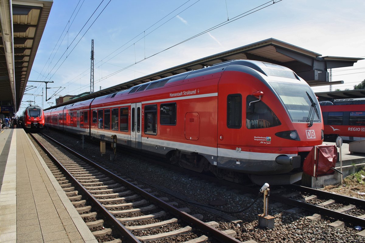 429 028-4  Hansestadt Stralsund  kam als RE9 (RE13010) aus Sassnitz nach Rostock, nun geht es als Leerzug am regulären RE9 (RE13013) mit 429 026-8 zurück in Richtung Sassnitz. (22.7.2016)