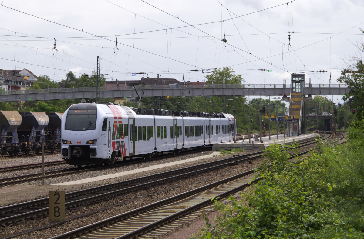 429 104 hat vor zwei Minuten den Hbf. Saarbrücken verlassen und ist in Richtung Koblenz entlang von Saar und Mosel unterwegs. Der SÜWEX durchfährt den Bahnhof Saarbrücken Burbach. In Burbach halten nur die RB Linien 70 (Kaiserslautern - Merzig) und 71 Homburg - Trier. Bahnstrecke 3230 Saarbrücken - Karthaus am 28.07.2017