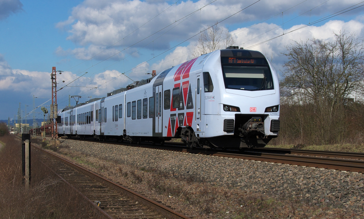 429 104 strebt als SÜWEX Saarbrücken zu. Der aus Koblenz kommende Triebwagen passiert gerade das Kraftwerk in Ensdorf Saar am 25.02.2016. Bahnstrecke 3230 Saarbrücken - Karthaus. 