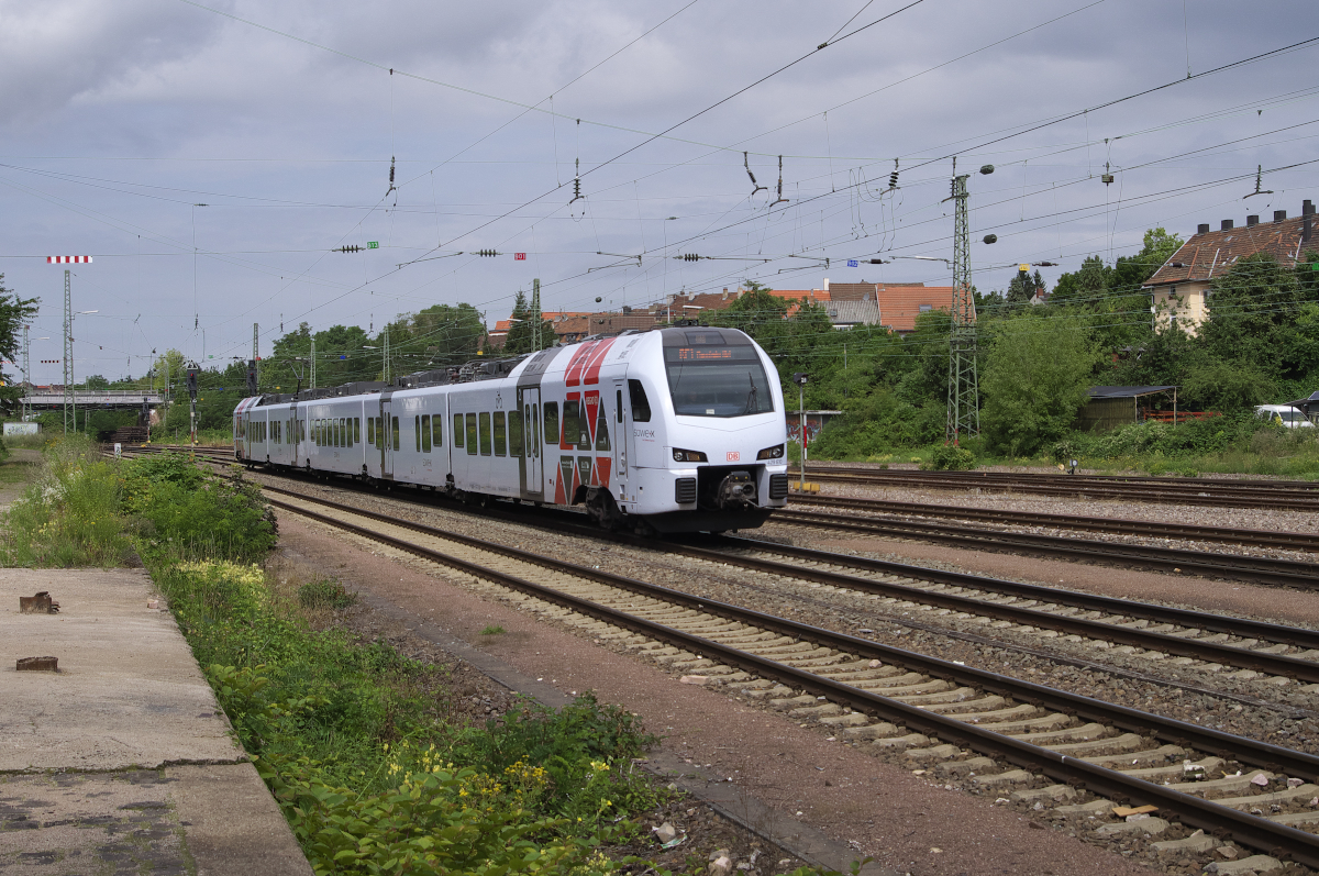 429 110 ist als RE Koblenz - Mannheim unterwegs. Hier befährt der SÜWEX die Gleisanlagen (die früher wesentlich größer waren) des Bahnhof´s Saarbrücken Burbach.
In Burbach gibt es eine Verbindungskurve zum Saardamm in Richtung Frankreich oder Fürstenhausen, eine Verbindung zur Fischbachtalbahn über Schleifmühle. In Burbach begann früher auch die Strecke nach Von der Heydt (Bergwerk) mit Anschluß an das Bundesbahnausbesserungswerk Burbach. Bahnstrecke 3230 Saarbrücken - Karthaus am 28.07.2017