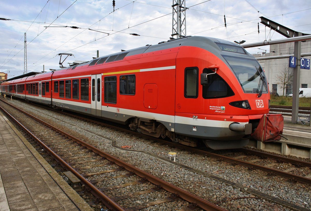 429 527-5 steht am 31.10.2017 als RE9 (RE13009) nach Sassnitz im Rostocker Hauptbahnhof.