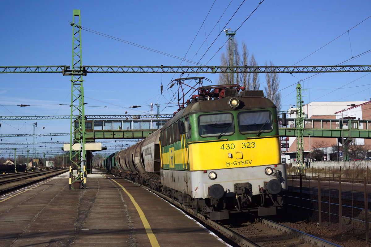 430 323 der GySEV fuhr am 28.12.16 mit einem Getreidezug durch Tatabanya in Richtung Budapest. 