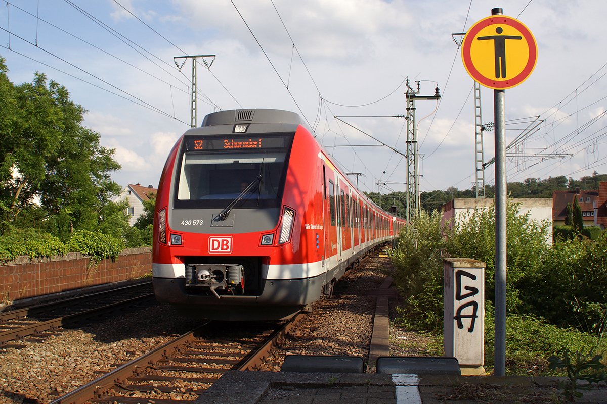 430 573-6 bei der Einfahrt in Rohr als S2 nach Schorndorf am 12.06.2014.
