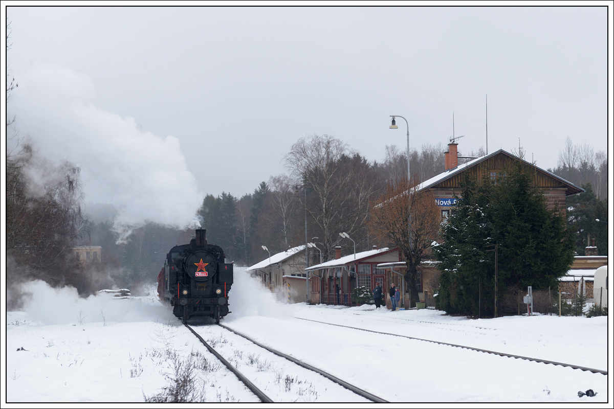 431.032 (ex ÖBB 93.1360) am 12.1.2019 mit ihrem Pn 59248 von Kolín nach Poniklá bei der Ausfahrt aus Nová Paka. 