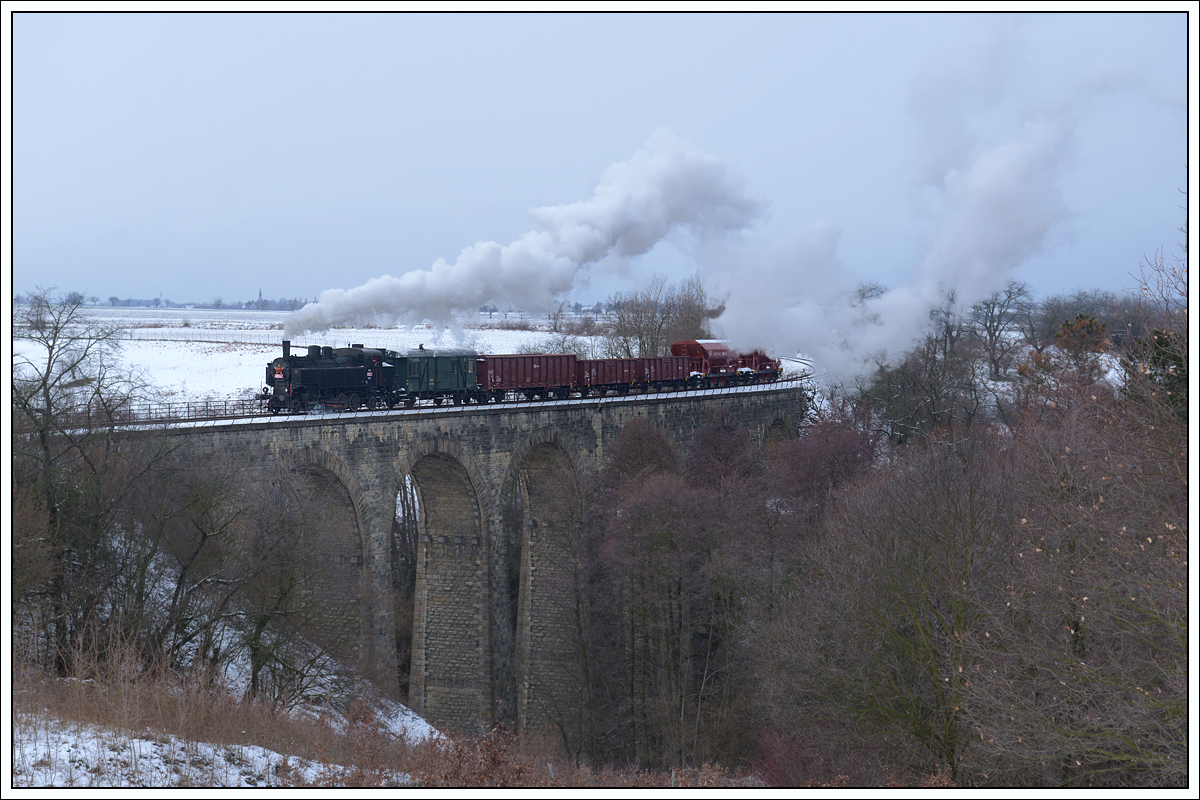 431.032 (ex ÖBB 93.1360) am 11.1.2019 mit ihrem Pn 59237 von Benešov u Prahy nach Kolín aufgenommen nach Rataje nad Sázavou kurz nach dem Bahnhof Ratboř.