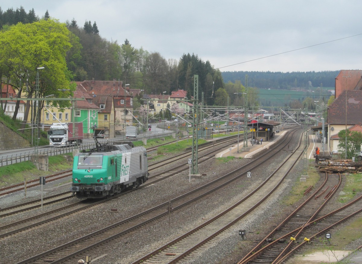 437 012 von Akiem durchfährt am 10. April 2014 solo den Bahnhof Kronach in Richtung Lichtenfels.