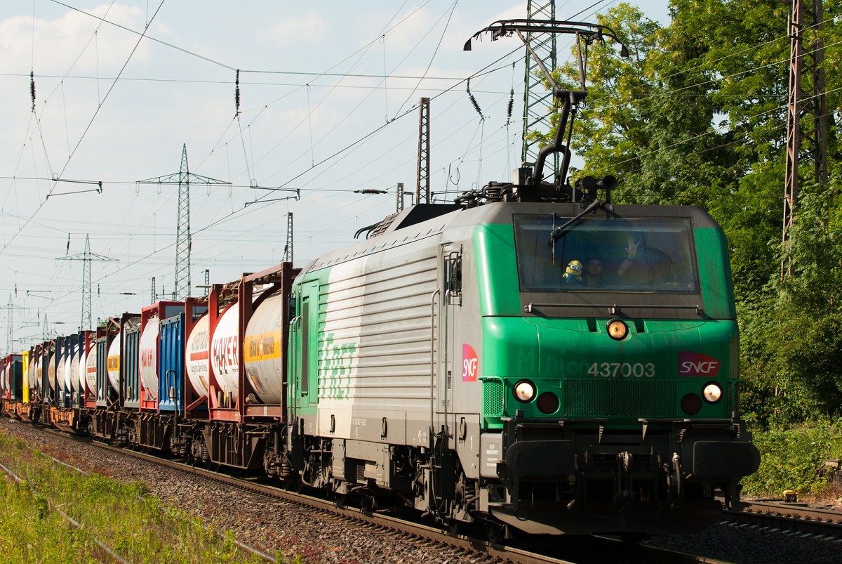 437003 der SNCF bei der Durchfahrt von Ratingen-Lintorf am 10.06.2015. Liebe grüße an den lieben Lokführer mit dem Minion.