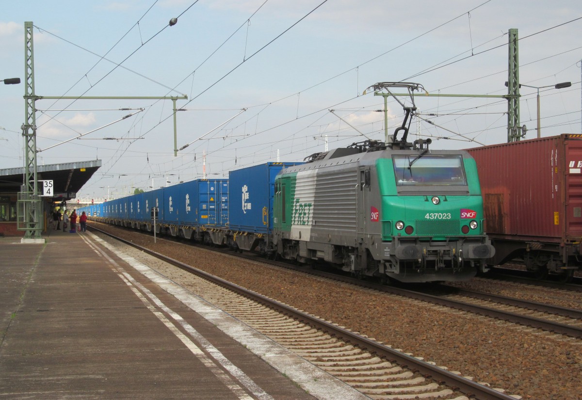 437023 der SNCF / FRET zieht am 21. August 2013 einen Containerzug durch Berlin-Schnefeld.