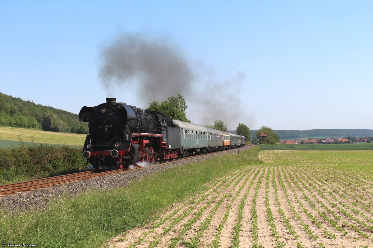 44 1486-8 der ETB - Eisenbahnfreunde Traditionsbahnbetriebswerk Staßfurt e.V. mit einem Nostalgiezugreisen-Sonderzug bei Lutter am Barenberge am 26.05.2018