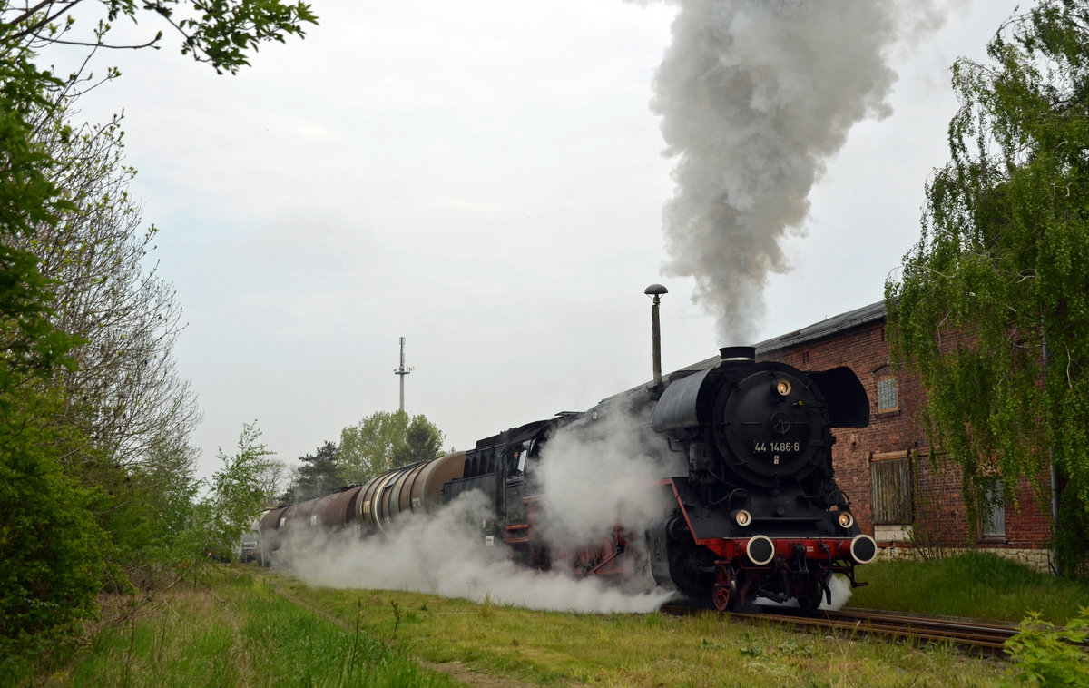 44 1486 rollte mit ihrem Fotogüterzug am 07.05.17 in den Bahnhof Egeln ein.