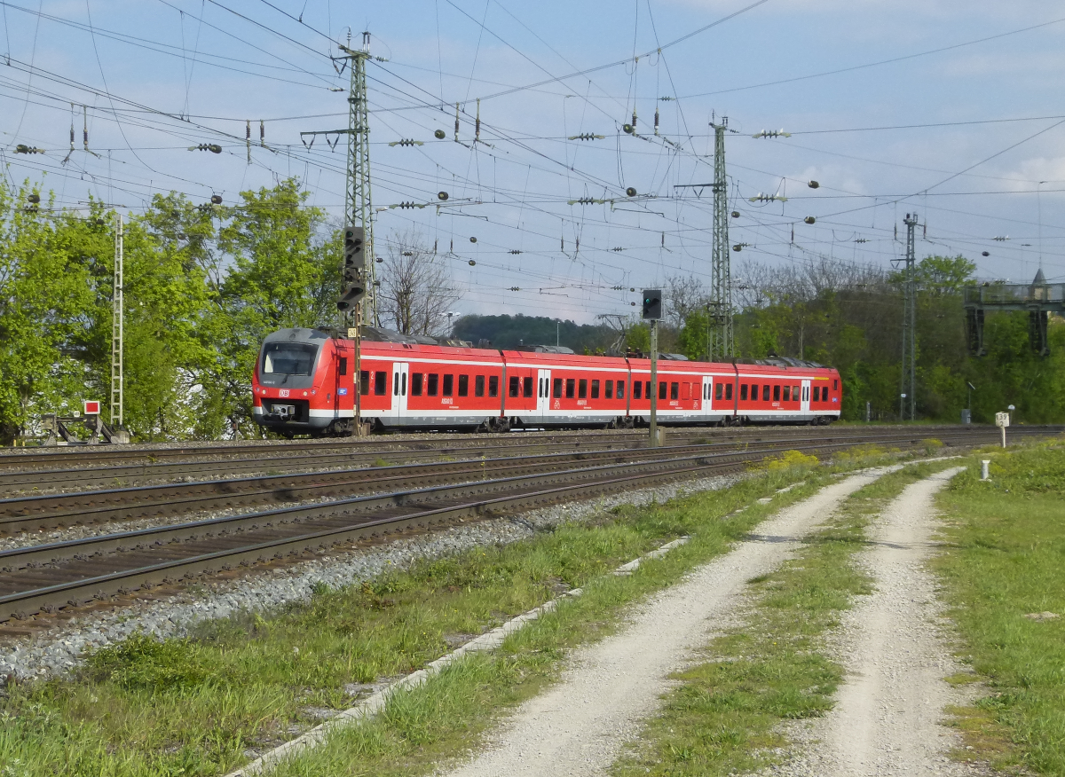440 041-2 hat gerade als RB Würzburg - Bamberg den Hauptbahnhof von Würzburg verlassen und befährt hier den fünfgleisigen Abschnitt der Bahnstrecken 5321, 5910 und 5209. 29.04.2017 