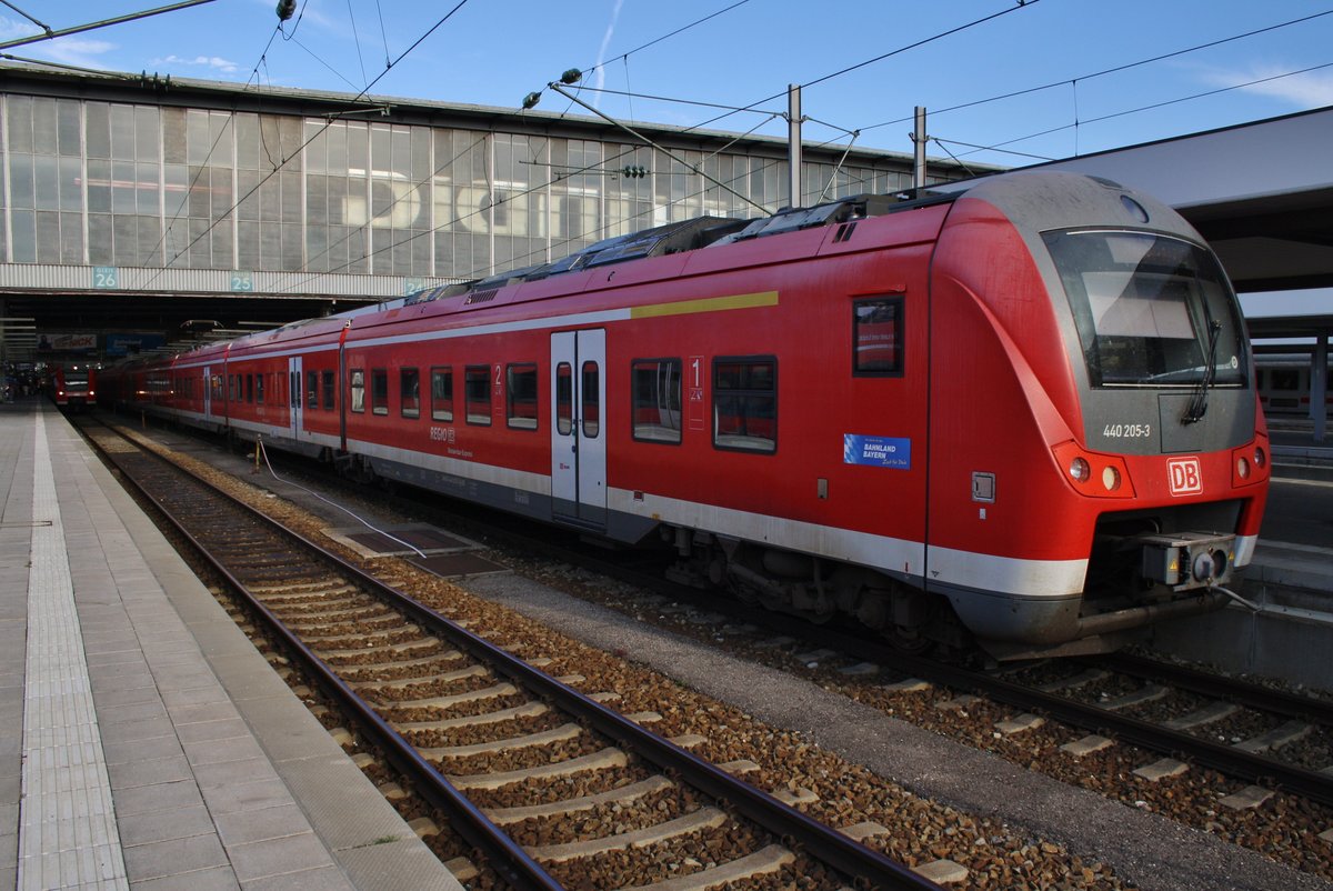440 205-3 steht am 14.8.2017 als RE4084 nach Passau Hauptbahnhof im Münchener Hauptbahnhof bereit.