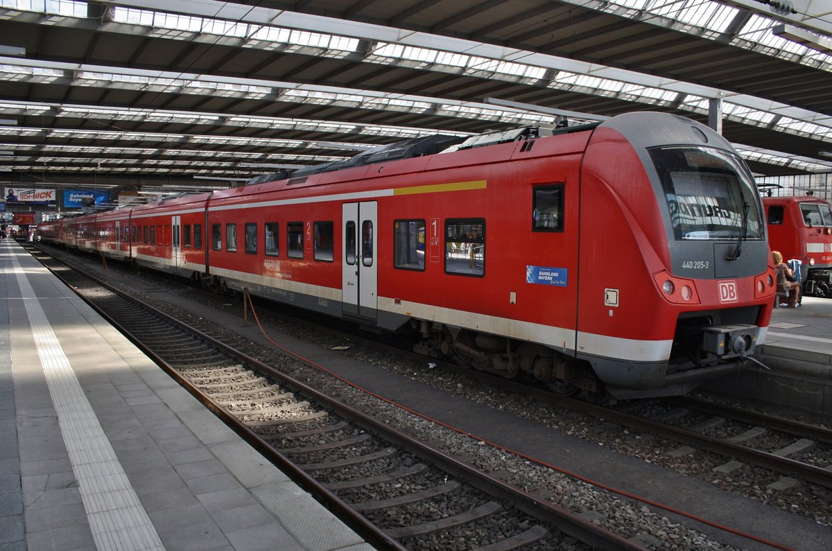 440 205-3 wartet am 15.8.2017 als RE4076 nach Passau Hauptbahnhof im Münchener Hauptbahnhof auf Abfahrt. 