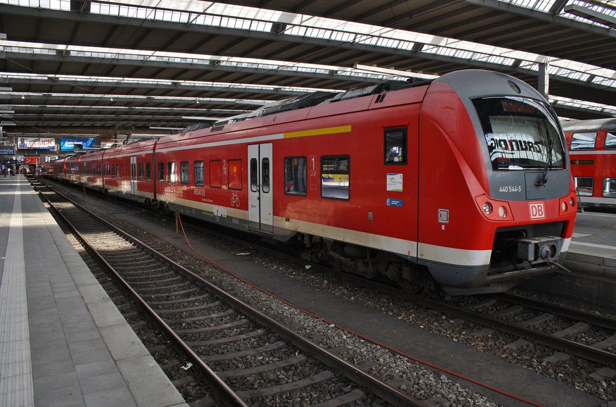 440 544-5 wartet am 15.8.2017 als RE4096 nach Passau Hauptbahnhof im Münchener Hauptbahnhof.