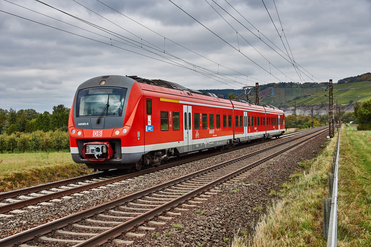 440 825-8 ist als RB in Richtung Würzburg/M. am 13.10.16 unterwegs und wird in wenigen Minuten Himmelstadt erreichen.