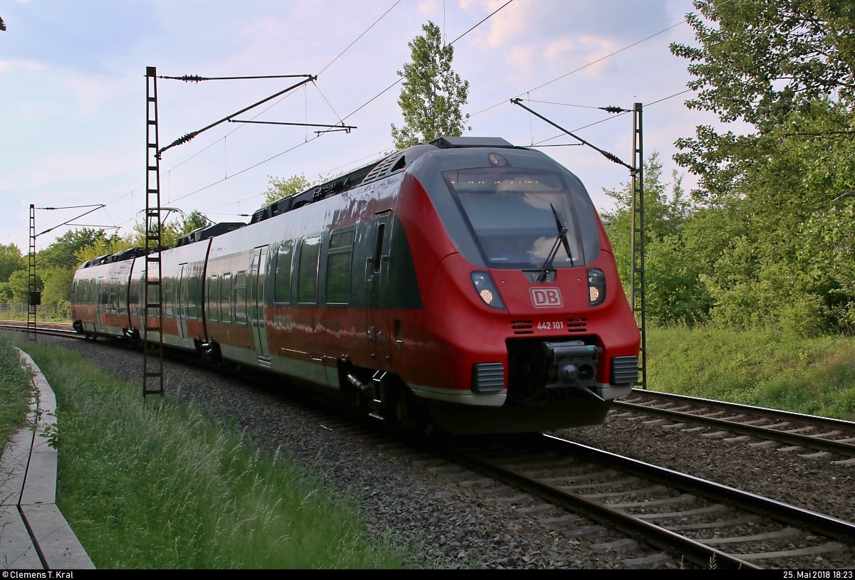 442 101 (Bombardier Talent 2) der S-Bahn Mitteldeutschland (DB Regio Südost) als S 37757 (S7) von Halle-Nietleben nach Halle(Saale)Hbf Gl. 13a fährt am Bruchsee in Halle-Neustadt auf der Bahnstrecke Merseburg–Halle-Nietleben (KBS 588).
[25.5.2018 | 18:23 Uhr]