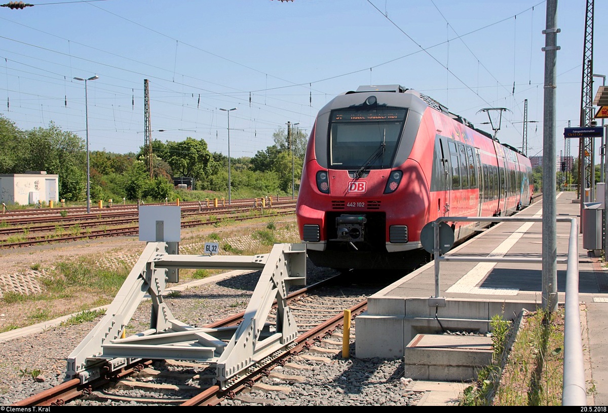 442 102 (Bombardier Talent 2) der S-Bahn Mitteldeutschland (DB Regio Südost) als S 37737 (S7) nach Halle(Saale)Hbf Gl. 13a steht in ihrem Startbahnhof Halle-Nietleben.
[20.5.2018 | 13:15 Uhr]