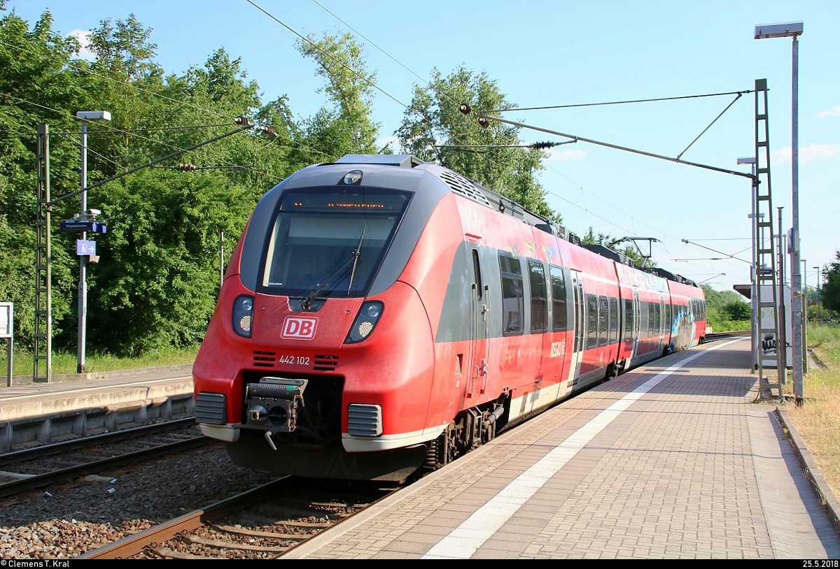 442 102 (Bombardier Talent 2) der S-Bahn Mitteldeutschland (DB Regio Südost) als S 37750 (S7) von Halle(Saale)Hbf Gl. 13a nach Halle-Nietleben erreicht den Hp Halle Zscherbener Straße auf der Bahnstrecke Merseburg–Halle-Nietleben (KBS 588) auf dem Gegengleis (Gleis 2).
Gleis 1 wurde wegen anstehender Bauarbeiten gesperrt.
[25.5.2018 | 17:38 Uhr]