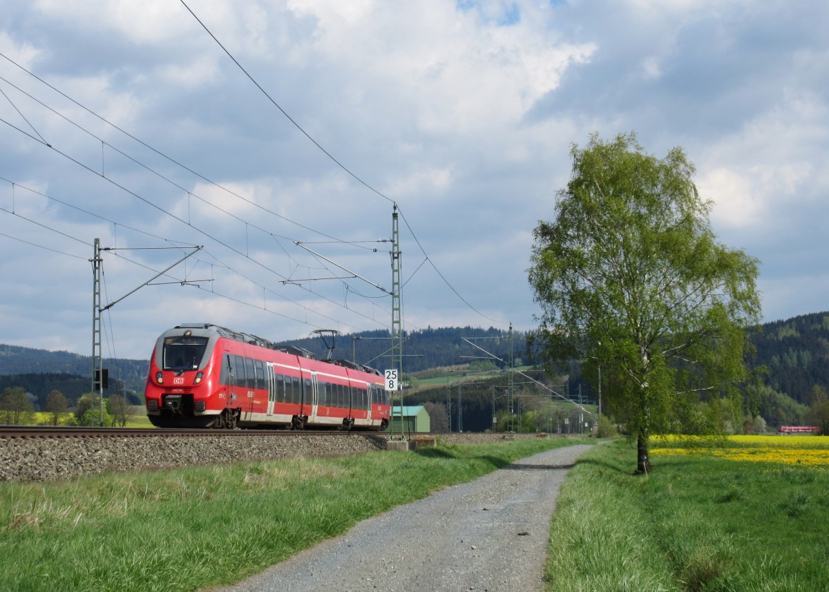 442 104 ist am 02.Mai 2015 als RB 59353 nach Bamberg bei Neukenroth unterwegs.