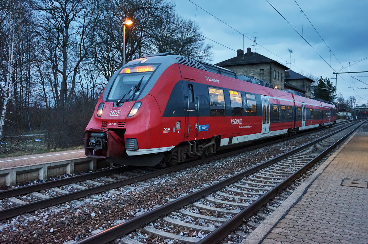 442 105 als RB 59367 (Kronach - Lichtenfels), am 22.3.2016 beim Halt in Hochstadt-Marktzeuln.