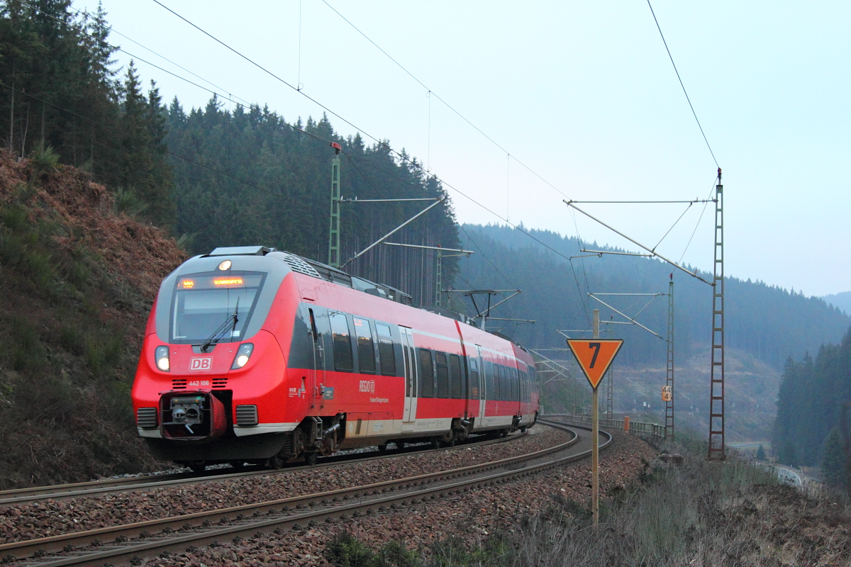 442 106 DB Regio bei Steinbach im Frankenwald am 16.12.2016.