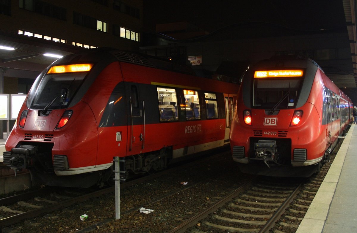 442 127-7 steht am Abend des 17.12.2016 als RB23 (RB18172) von Potsdam Hauptbahnhof nach Michendorf bereit. Nebenan wartet 442 630-0 als RB22 (RB18680)  Airport-Express  nach Königs Wusterhausen im Potsdamer Hauptbahnhof auf Abfahrt.