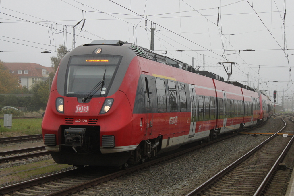 442 128-5 als RE 18490 von Berlin Hbf(tief)nach Warnemünde bei der Einfahrt im Rostocker Hbf.15.10.2017 