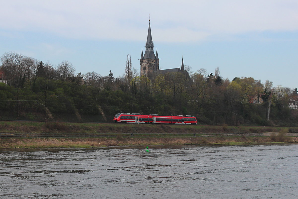 442 147-5 kommt am 09.04.2016 mit der RB 18317 (Coswig (b. Dresden) - Dresden Hbf) an der Briesnitzer Kirche vorbei.