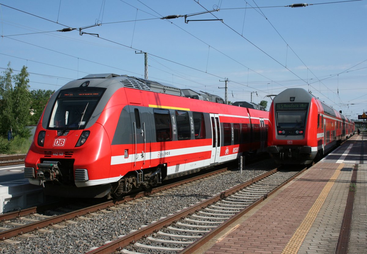 442 149 als RB 18315 (Elsterwerda-Biehla–Dresden Hbf) und RE 4358 (Elsterwerda–Rostock Hbf) am 31.05.2016 in Elsterwerda