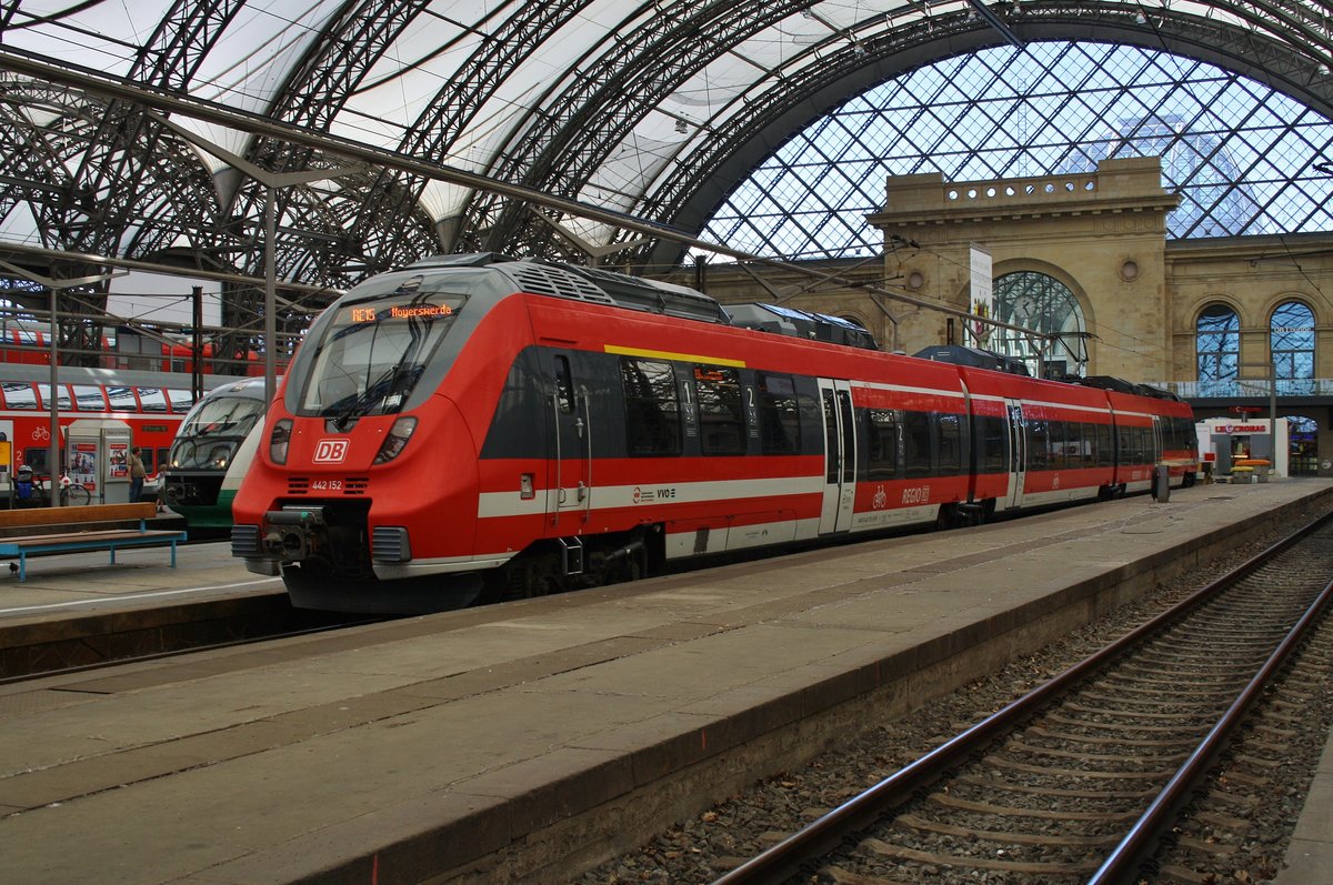 442 152-5 steht am 27.5.2017 als RE15 (RE18288) nach Hoyerswerda im Dresdener Hauptbahnhof.