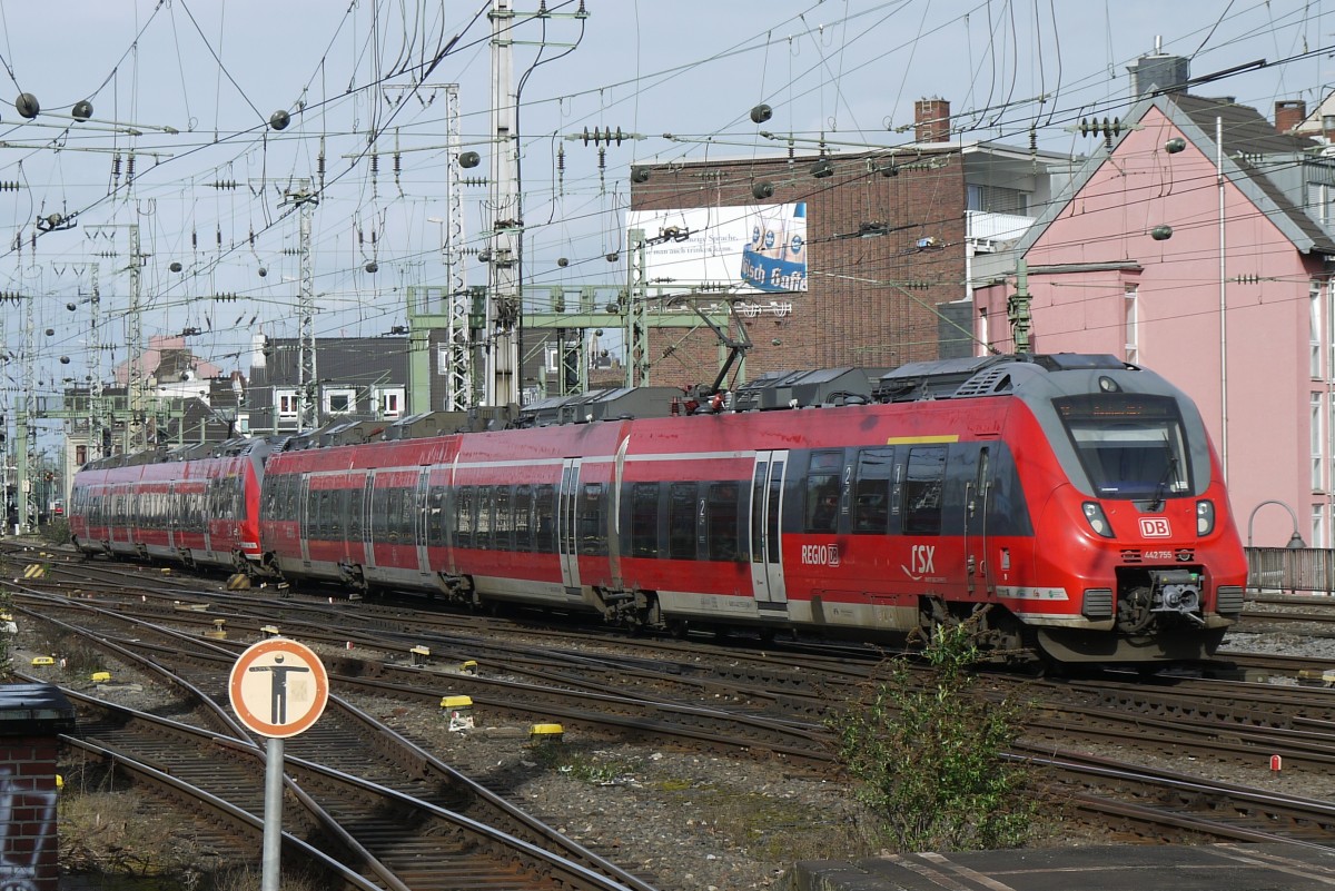 442 256 und 255 als RE 9 Siegen - Aachen (RSX) bei der Ausfahrt aus dem Kölner Hbf, 15.2.14.