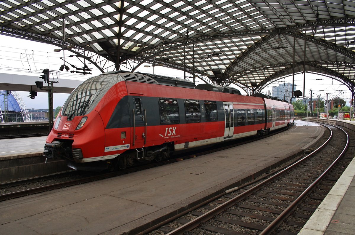 442 258-0 und 442 261-4 erreichen am 1.7.2017 als RE9 (RE10918)  Rhein-Sieg-Express  von Siegen nach Aachen Hauptbahnhof den Kölner Hauptbahnhof.
