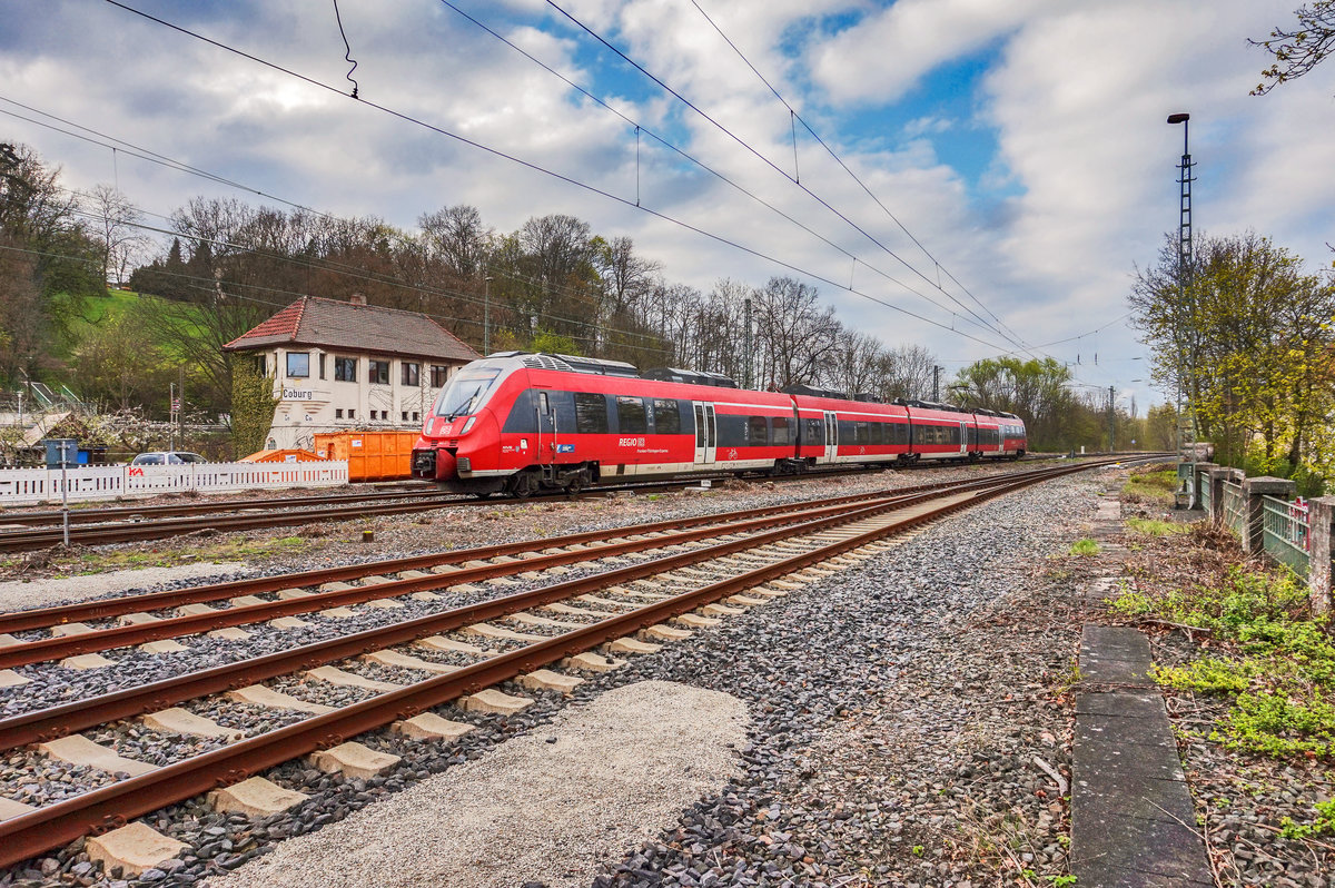 442 271 fährt als RE 4811, auf der Fahrt von Sonnneberg (Thür) Hbf nach Nürnberg Hbf, in den Bahnhof Coburg ein.
Aufgenommen am 8.4.2017.

(An diese Stelle führt ein Weg von der Straße hoch, Begehen ist nicht verboten)