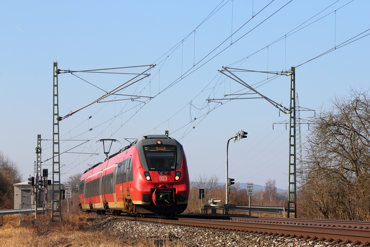 442 272 DB Regio am Bahnübergang bei Trieb am 13.02.2017.