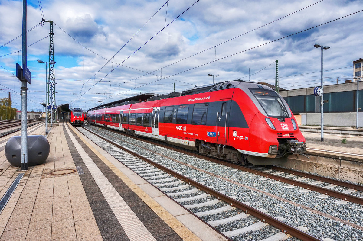 442 275 fährt als RE 4841, auf der Fahrt von Sonneberg (Thür) Hbf nach Nürnberg Hbf, aus dem Bahnhof Lichtenfels aus.
Aufgenommen am 11.4.2017.