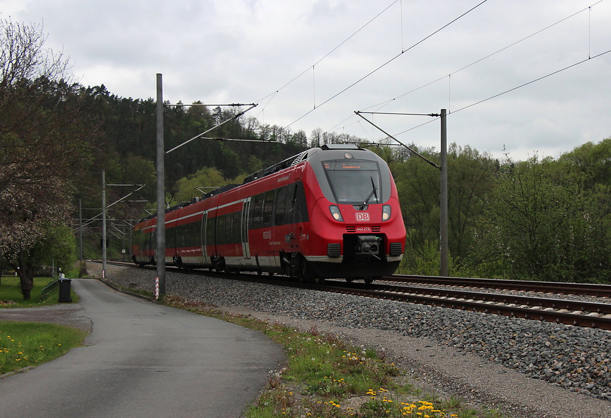 442 276-6 erreicht am 05.05.2017 mit der RB 59357 (Saalfeld (Saale) - Bamberg) gleich den Haltepunkt Kaulsdorf (Saale).