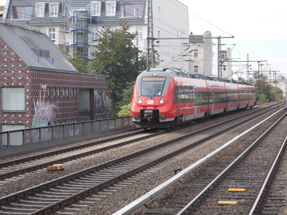 442 323,am 23.September 2017,auf der Stadtbahn an der Station Berlin Savignyplatz.