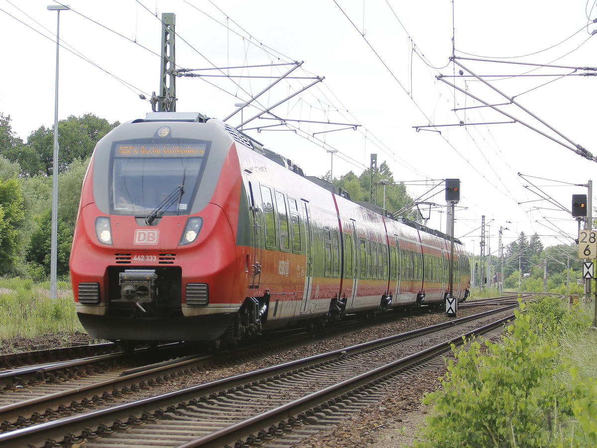 442 333 mit 442 xxx als RB 24 von Senftenberg nach Berlin Lichtenberg am 25. Mai 2018 nahe Königs Wusterhausen im Regionalverkehr Berlin Brandenburg.